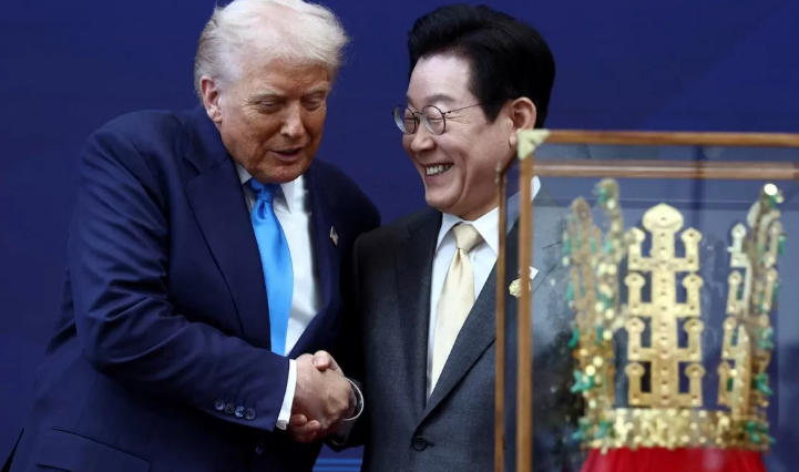 Trump Diberi Hadiah Mahkota Emas Cheonmachong oleh Presiden Korsel